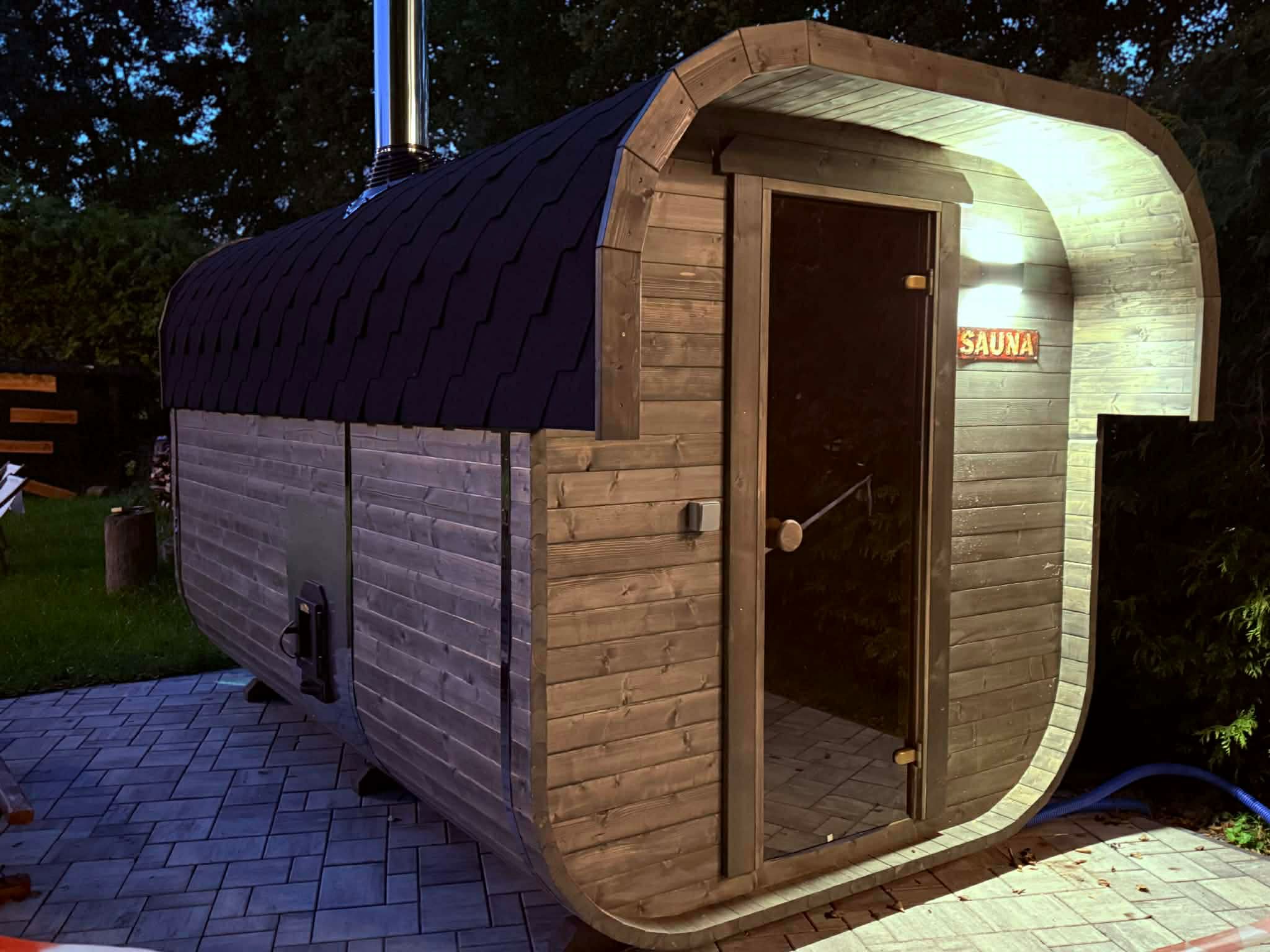 Sauna opalana drewnem – Dom Nad Lubiążem, ogród przy jeziorze